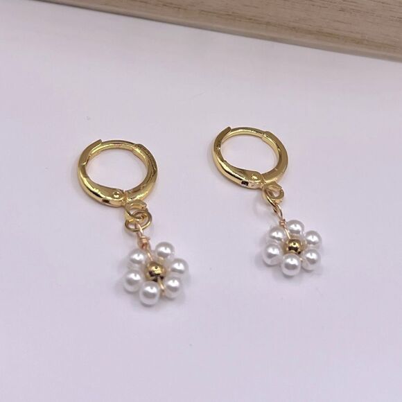 5 for $25 Small Daisy 🌼 Pearly Earrings - Picture 1 of 5